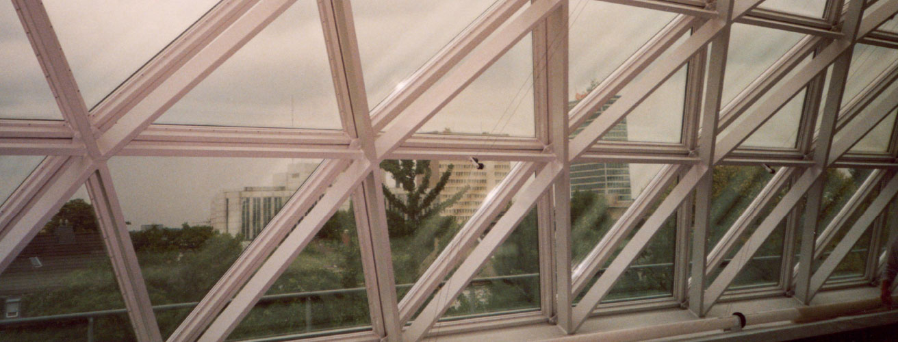 Großflächige textile Dreieckssegel verschatten das Glasdach des Museums