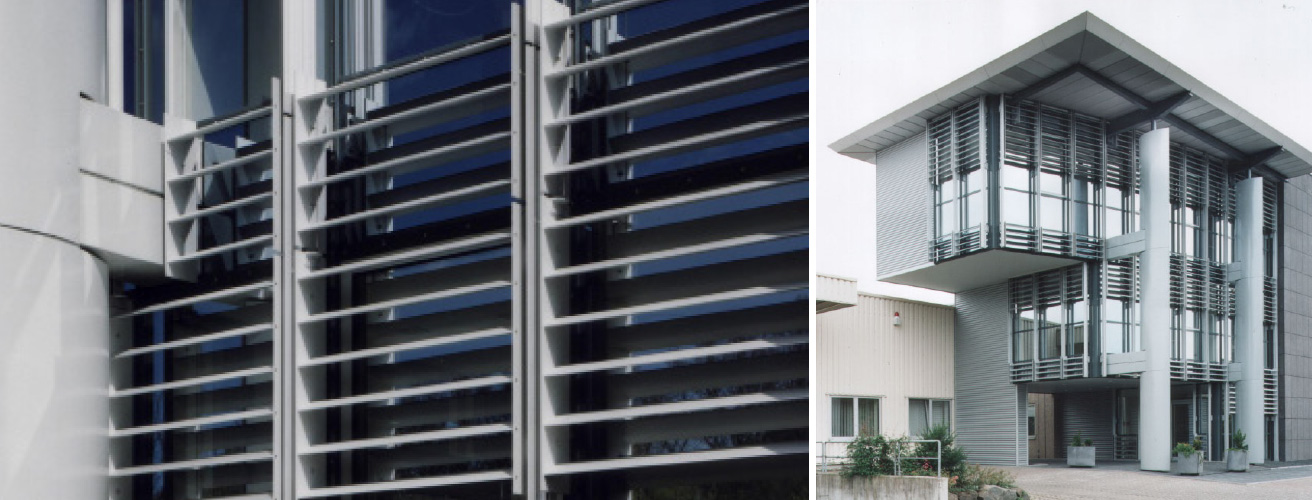 Vertical motor-driven louvre package as sun protection
